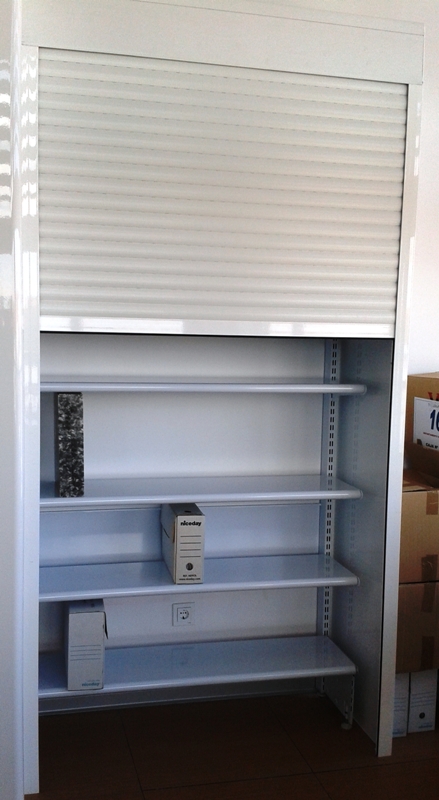 estanteria metalica dentro de un armario con puerta correderas